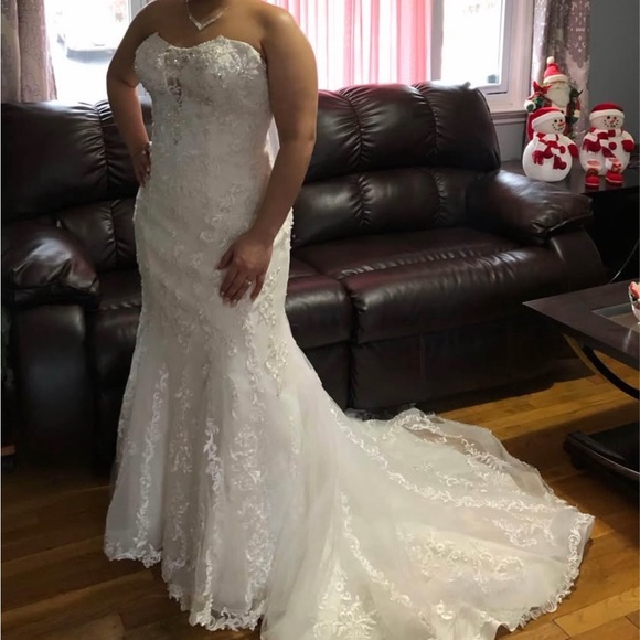 Elegant White Lace Strapless Wedding Dress